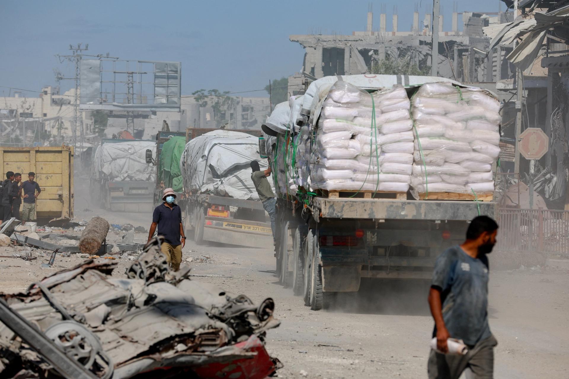 Trucks carry aid for Palestinians