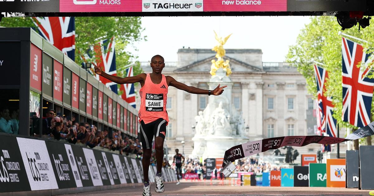 Kenyaâs Sawe breaks 2-hour marathon record