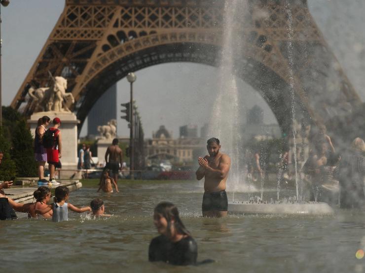 Parisians bathe in the Trocadero fountain