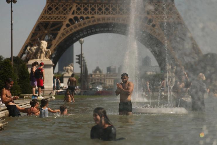 Parisians bathe in the Trocadero fountain