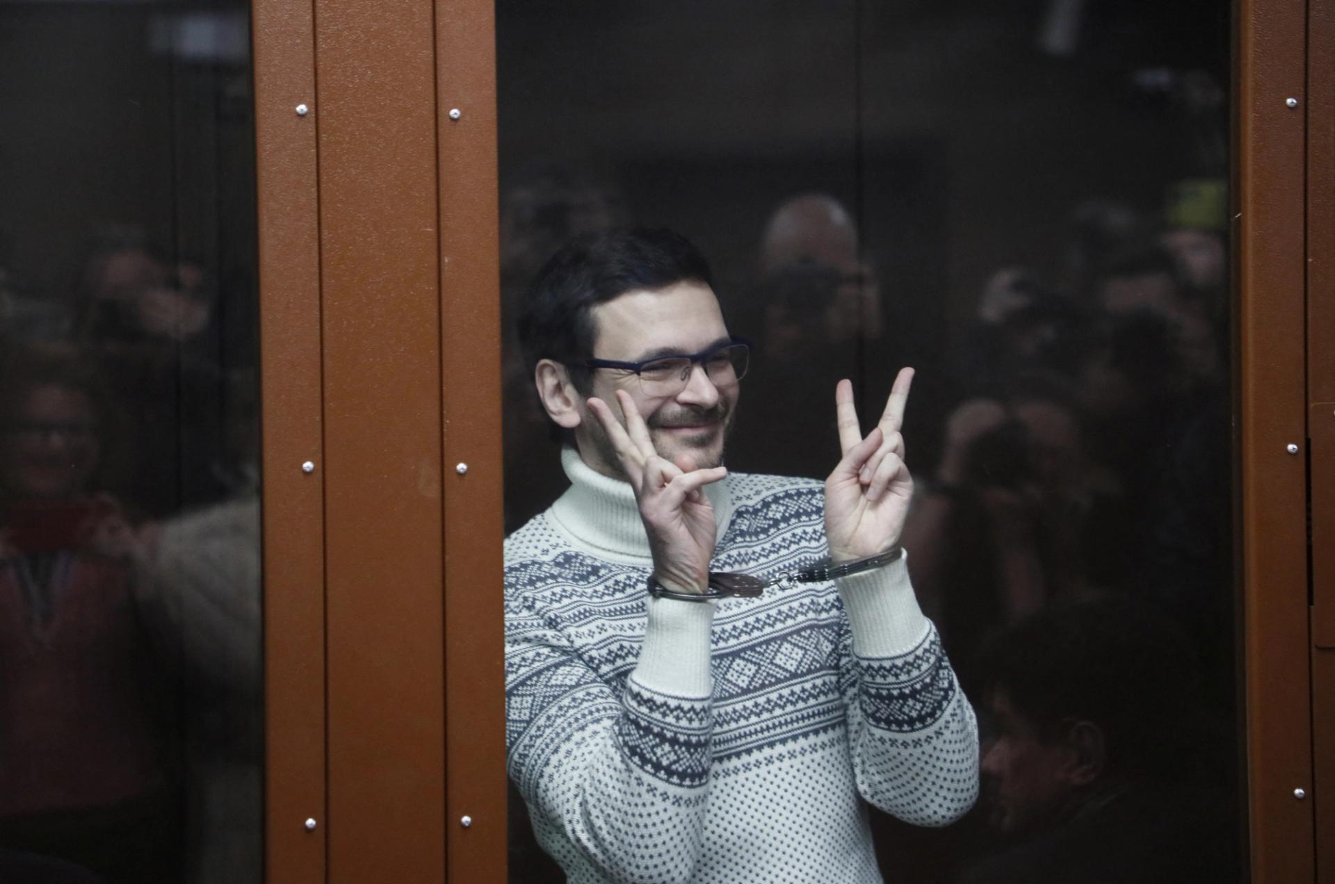 Russian opposition leader, former Moscow's municipal deputy Ilya Yashin gestures in a defendants' glass cage prior to a verdict hearing at the Meshchansky district court in Moscow, Russia, December 9, 2022. Prosecution requested nine years in prison for Yashin for spreading fake information about the Russian army. 