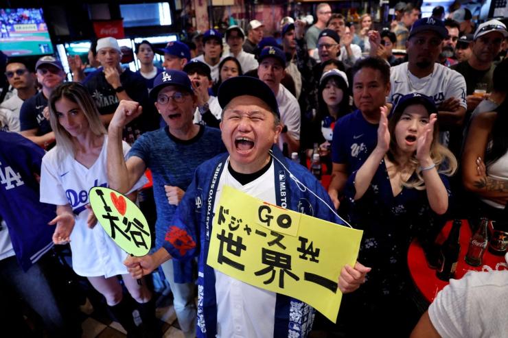 Dodgers fans cheer on Shohei Ohtani from Tokyo