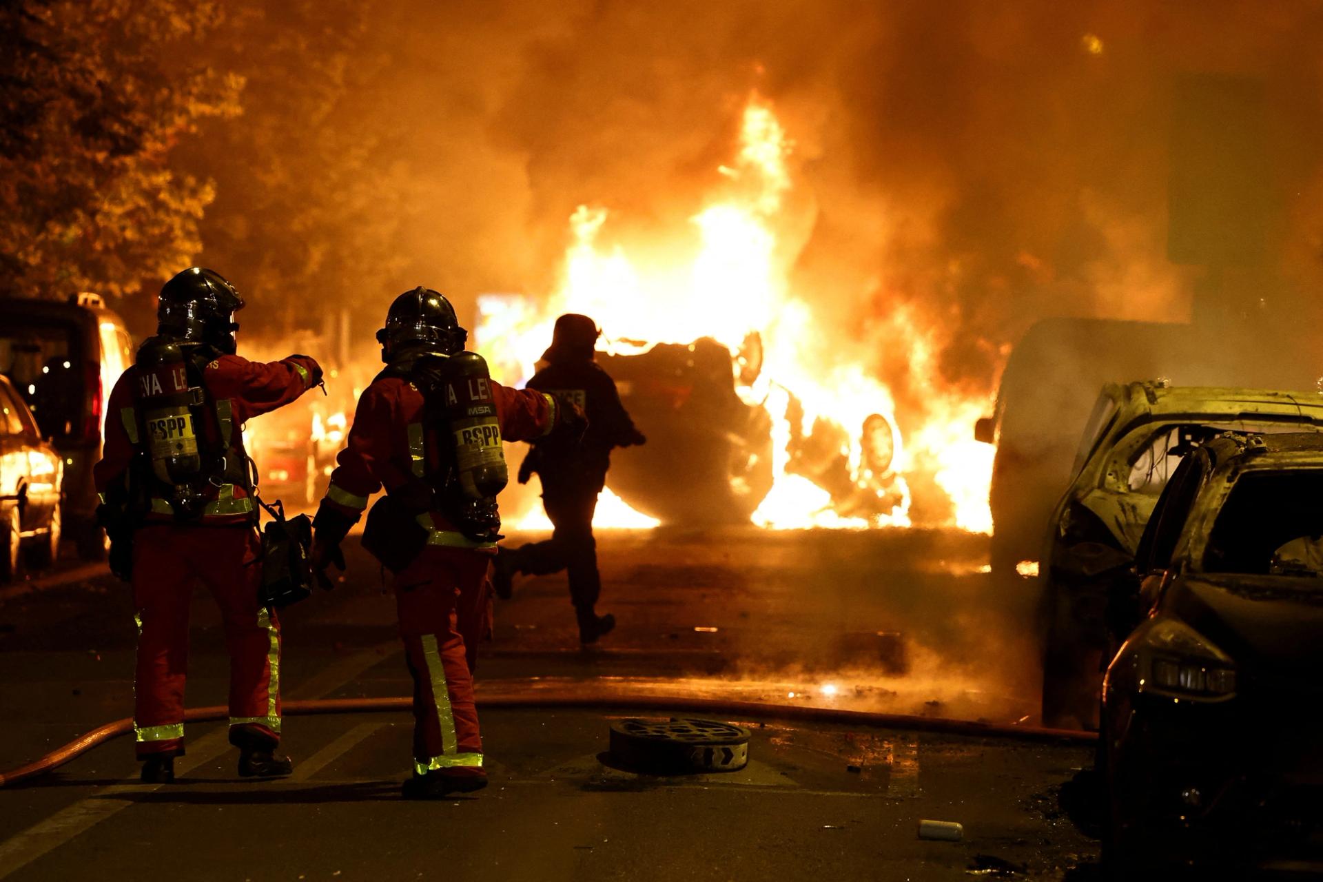 Firefighters and french police operate during clashes between protesters and police, after the death of Nahel, a 17-year-old teenager killed by a French police officer during a traffic stop, in Nanterre, Paris suburb, France, June 28, 2023. REUTERS/Stephanie Lecocq