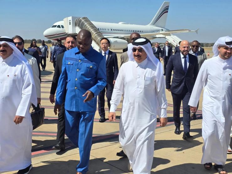 Sheikh Mansour Bin Jabor Bin Jassim Al Thani and his delegation meet a Zimbabwean official.