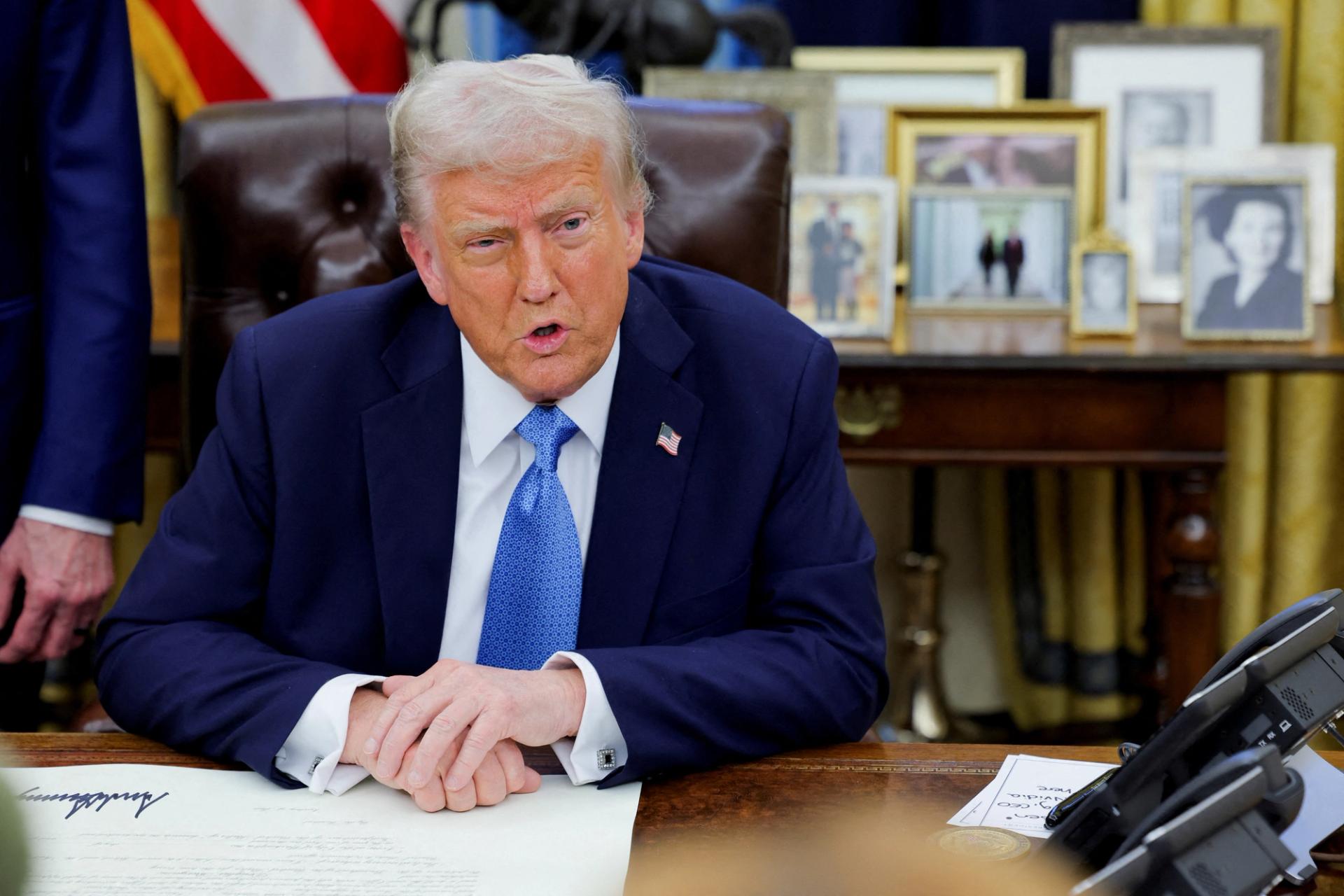  U.S. President Donald Trump looks on as he signs an executive order in the Oval Office at the White House in Washington, U.S., January 31, 2025.