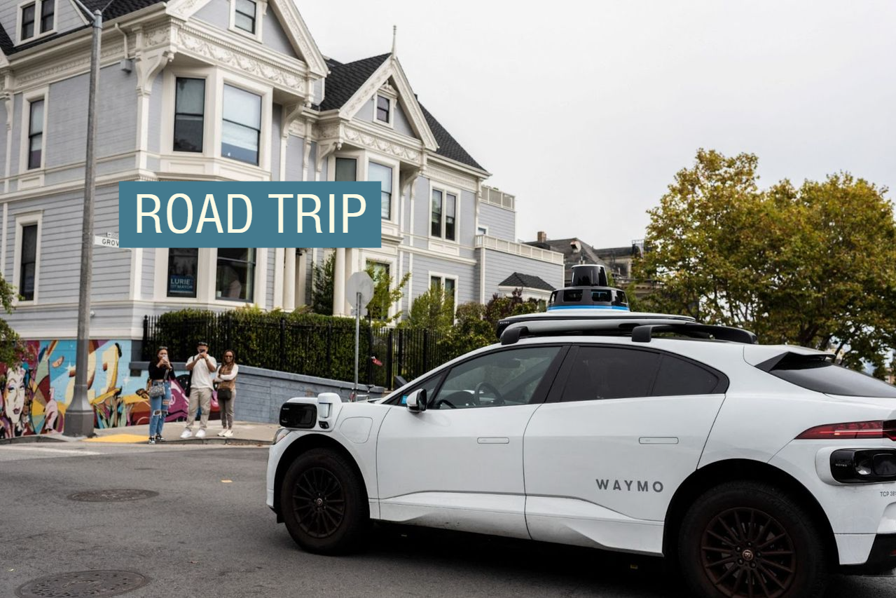 旧金山，旁观者拍摄一辆 Waymo 车辆。