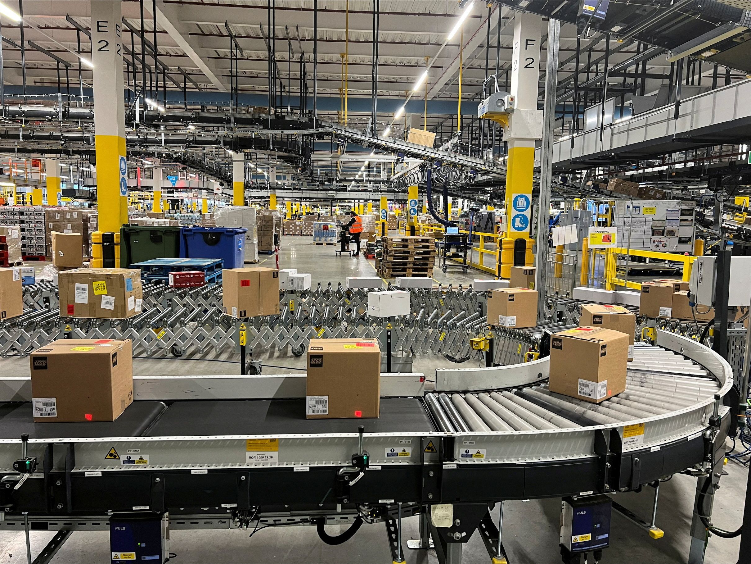 Trumpove carine pospešile rast cen proizvajalcev, zvezni agenti okrepili prisotnost v Washingtonu.