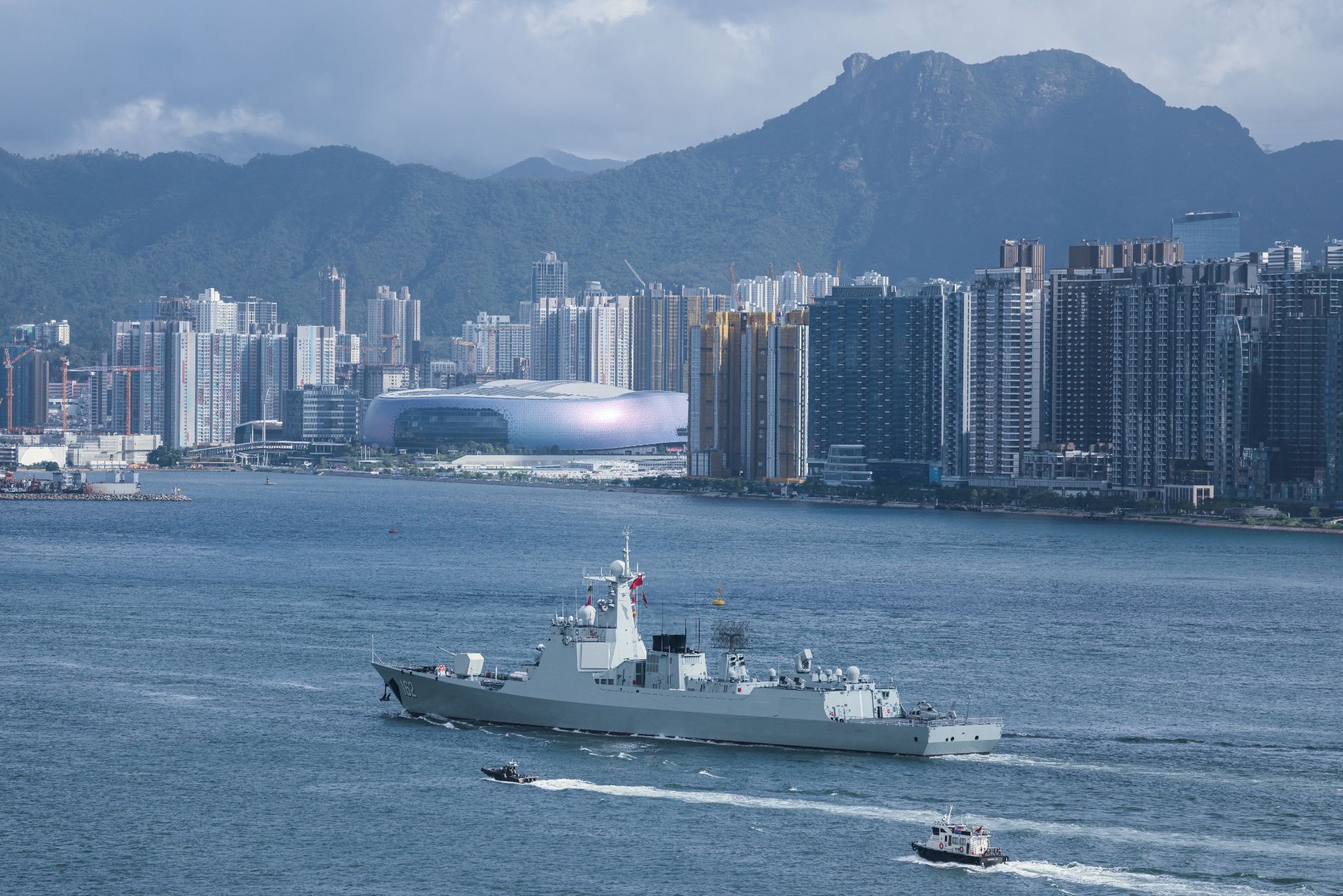 Chinese destroyer sails through Hong Kong