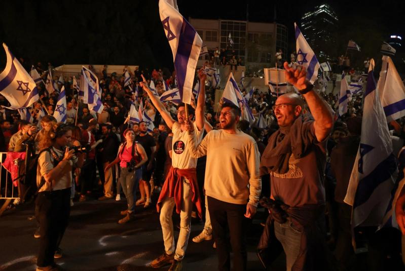 People attend a demonstration after Israeli Prime Minister Benjamin Netanyahu dismissed the defense minister and his nationalist coalition government presses on with its judicial overhaul, in Tel Aviv, Israel, March 26, 2023. REUTERS/Nir Elias