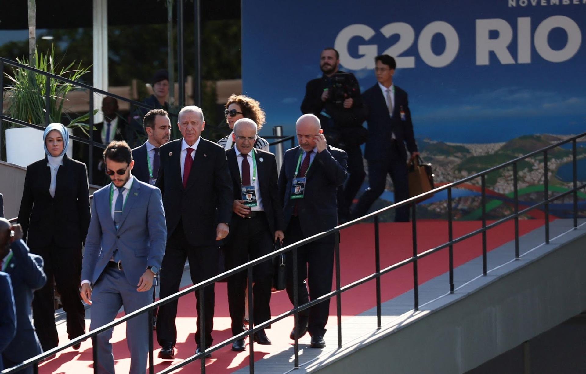 Turkey’s President Recep Tayyip Erdogan walks down a ramp towards the family photo during the G20 summit at the Museum of Modern Art in Rio de Janeiro.