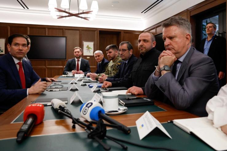 US and Ukrainian officials meet