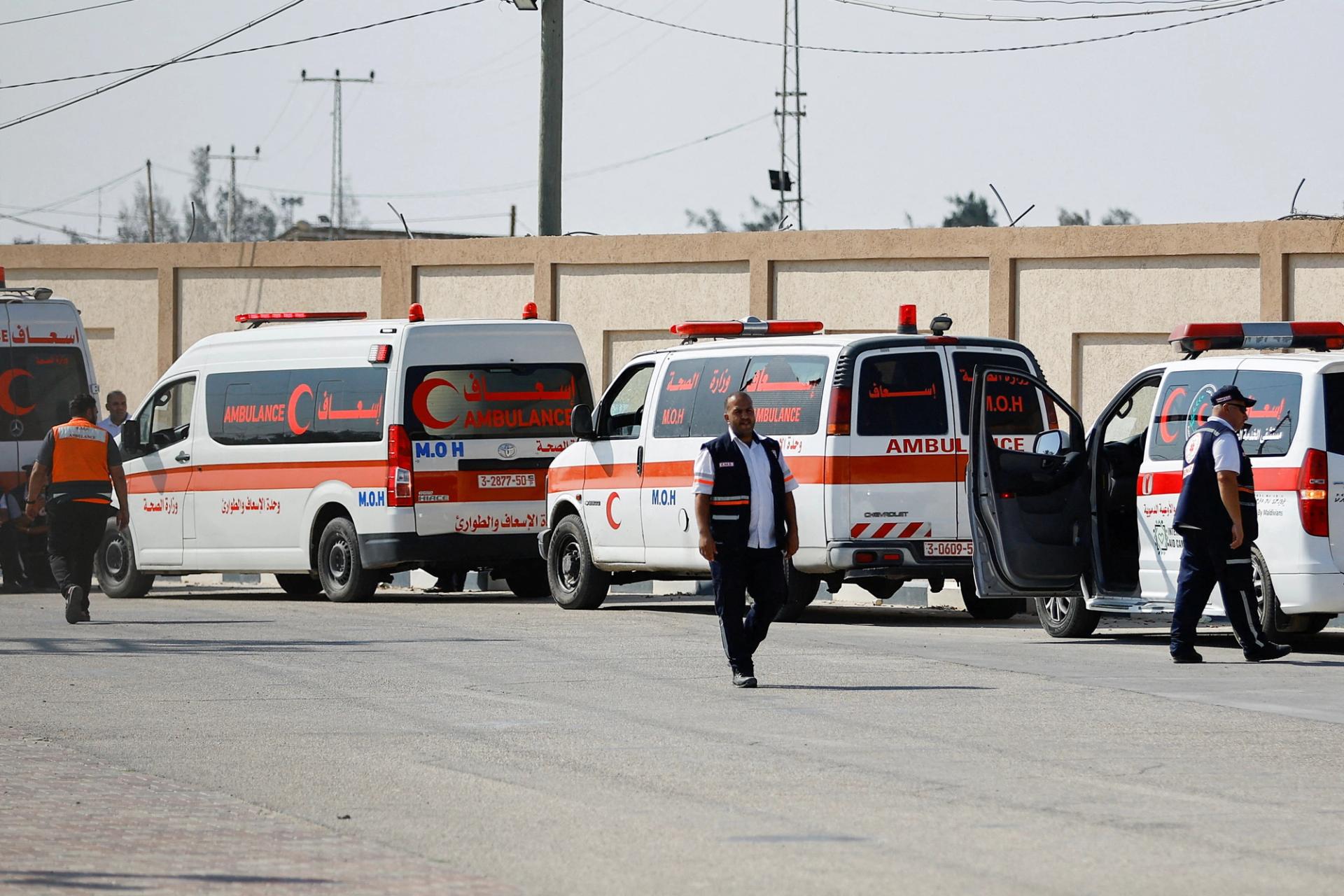 Medical workers wait to take injured Palestinians who will receive treatment in Egyptian hospitals, at the Rafah border crossing with Egypt, in the southern Gaza Strip, November 1, 2023. REUTERS/Ibraheem Abu Mustafa