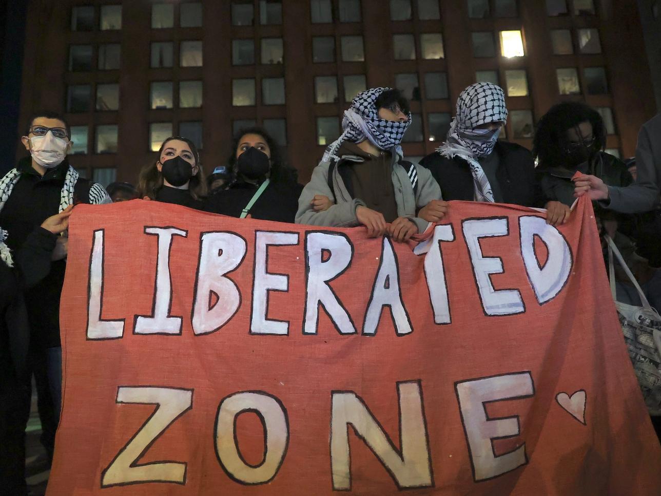 Police intervene and arrest more than 100 students at New York University who continue their demonstration on campus in solidarity with the students at Columbia University and to oppose Israel's attacks on Gaza on April 22, 2024.