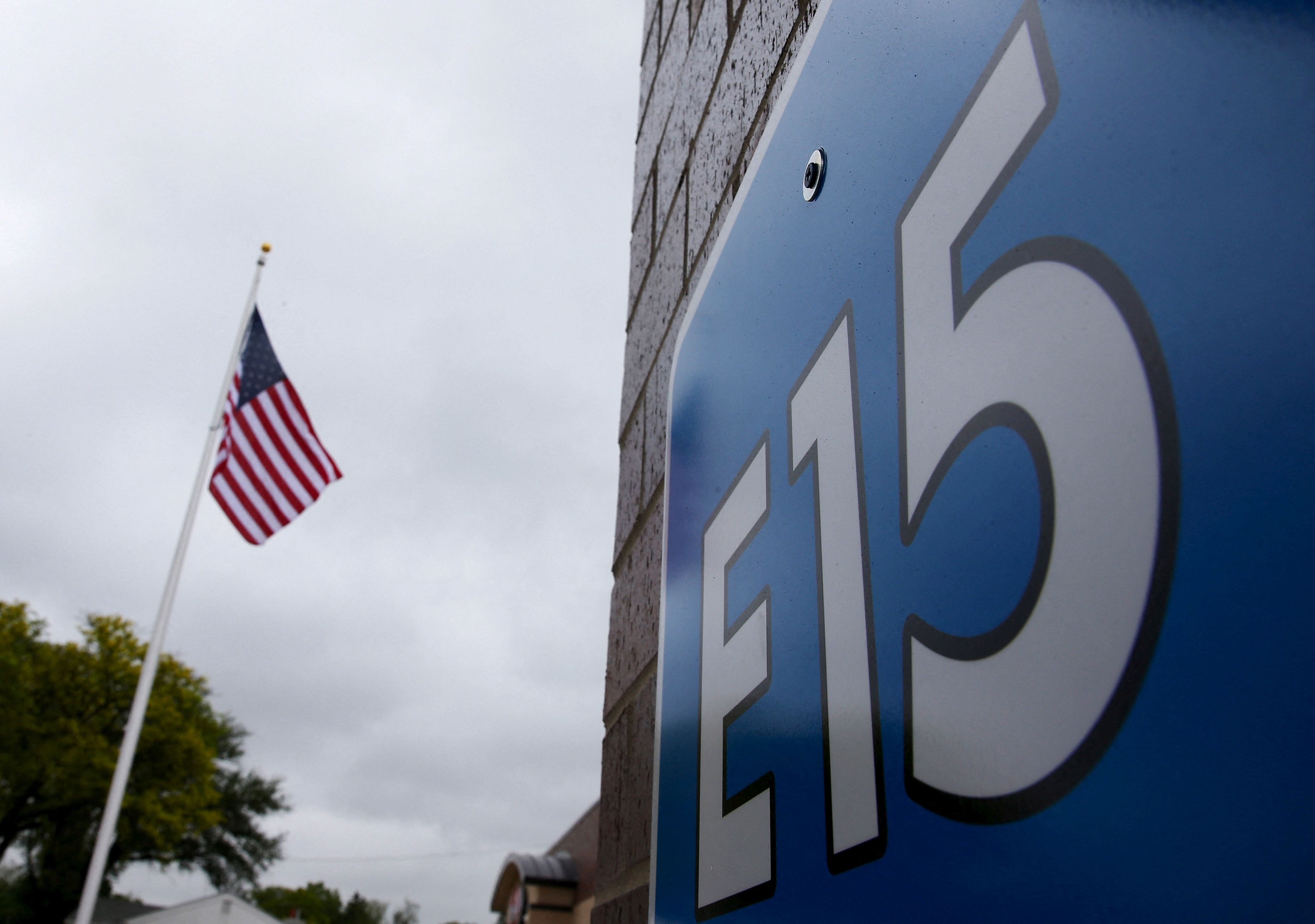 An E15 sign.