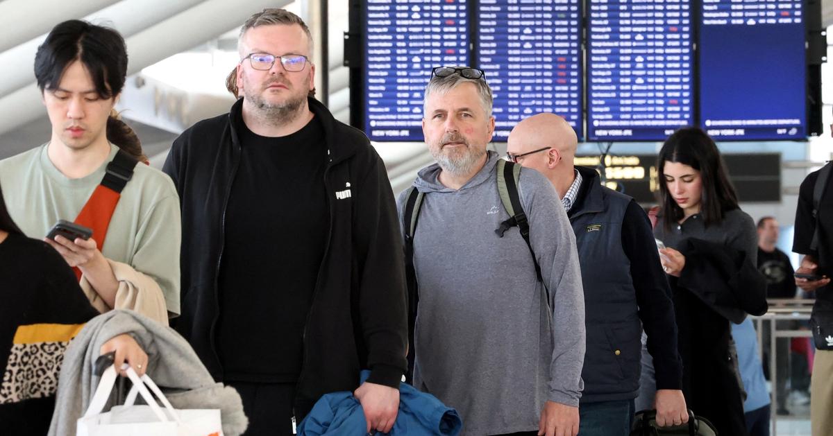 Trump goes around Congress to pay TSA, raising questions