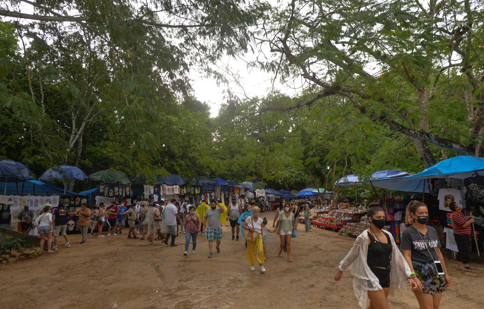 Parasols jump in popularity amid S. Korean heatwave