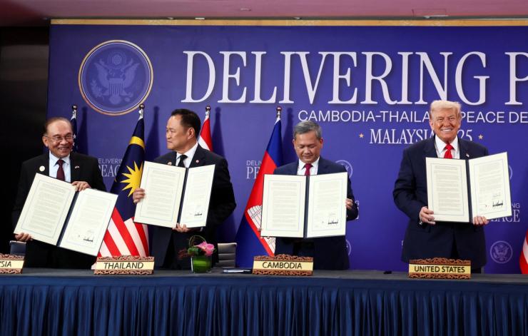 Malaysia’s Prime Minister Anwar Ibrahim, Thailand’s Prime Minister Anutin Charnvirakul, Cambodia’s Prime Minister Hun Manet and U.S. President Donald Trump hold up documents