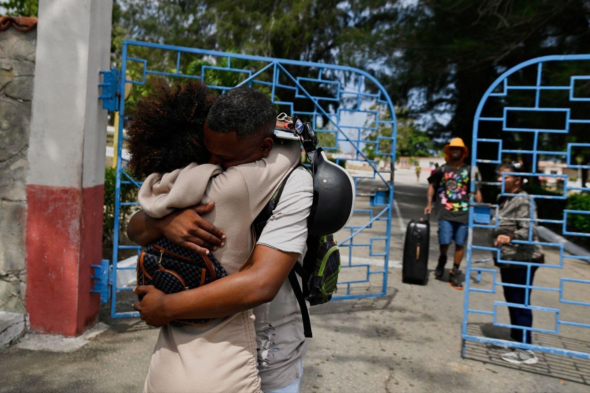 A released prisoner, embraces his sister as he leaves La Lima penitentiary. 