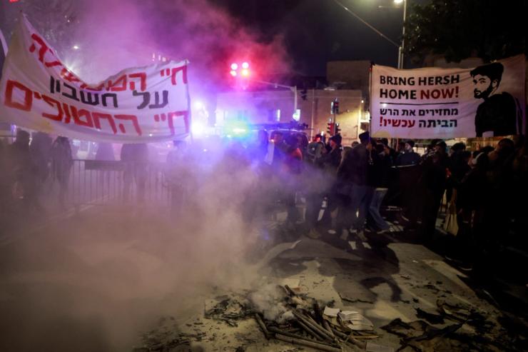 Demonstrators march towards the residence of Israeli Prime Minister Benjamin Netanyahu, during a protest against Israel’s government, amid the ongoing conflict between Israel and the Palestinian Islamist group Hamas, in Jerusalem, February 19, 2024. REUTERS/Ammar Awad