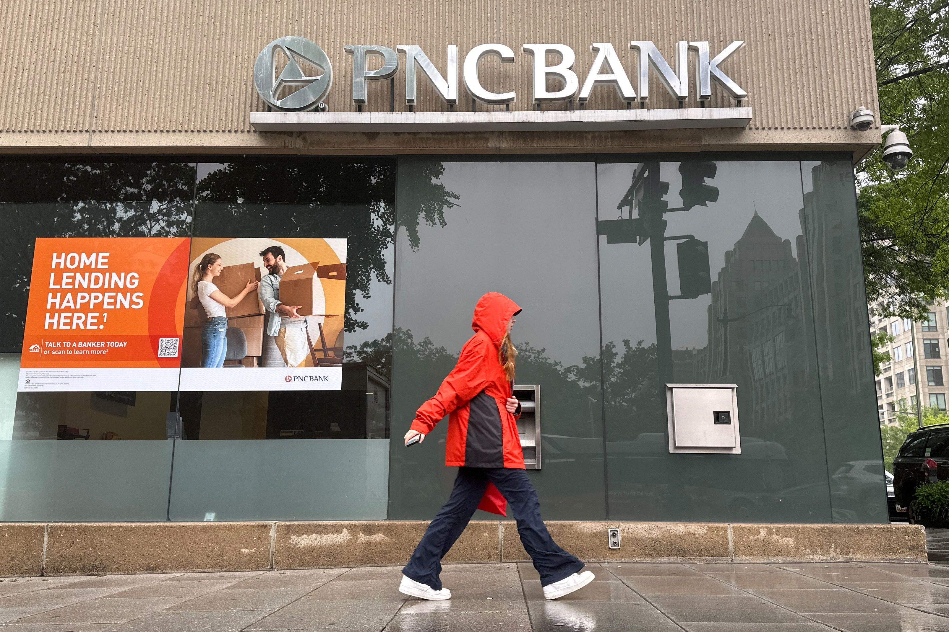 The front of a PNC bank.