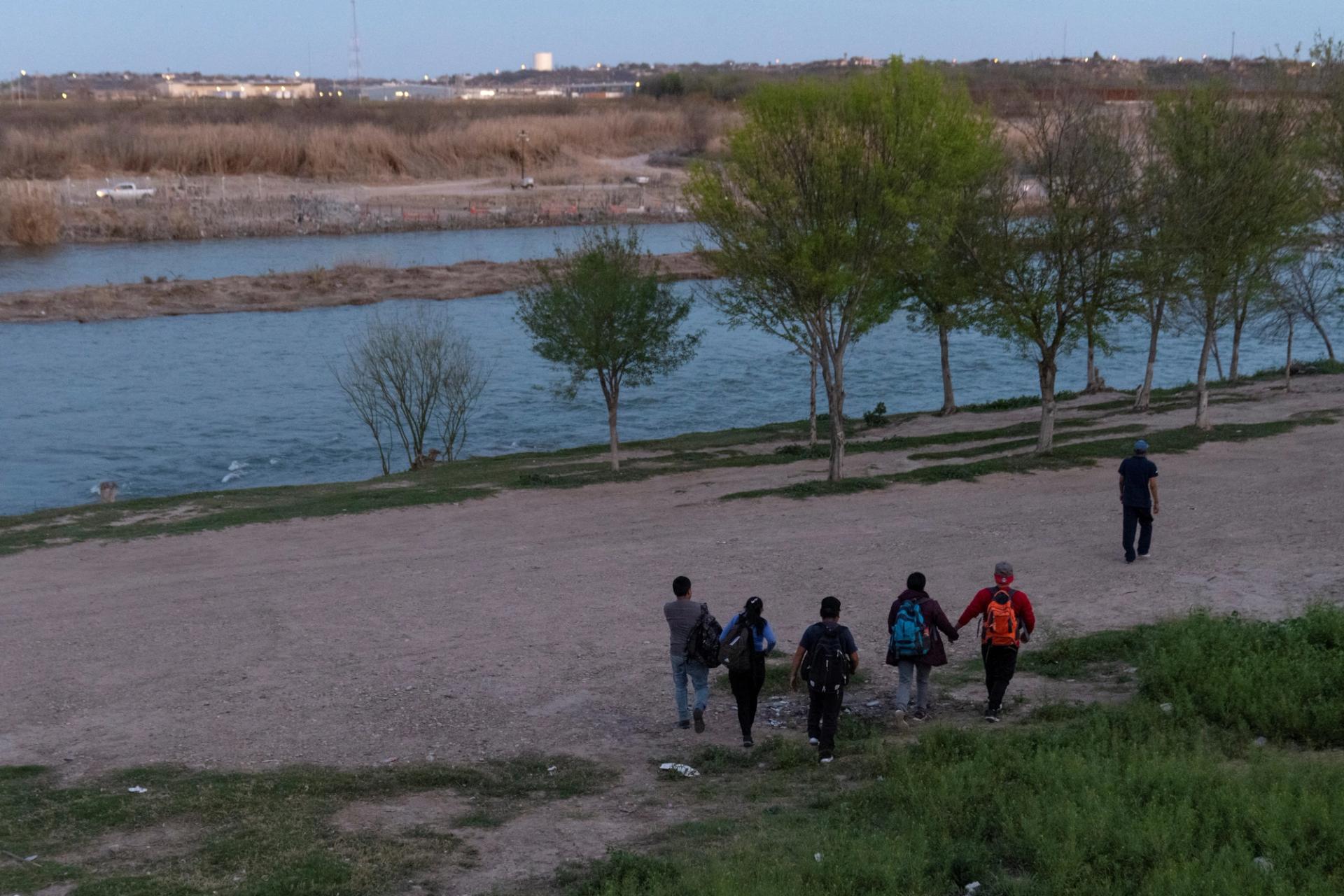 A group of migrants walk towards the Rio Grande River with intentions to cross into Eagle Pass, Texas, U.S., in Piedras Negras, Coahuila, Mexico, February 24, 2024. REUTERS/Cheney Orr
