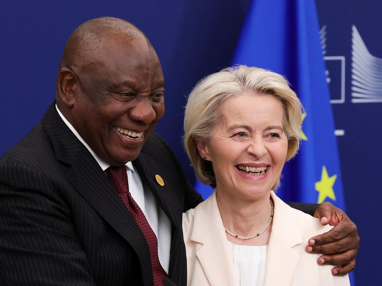 South African President Cyril Ramaphosa embraces European Commission President Ursula von der Leyen.