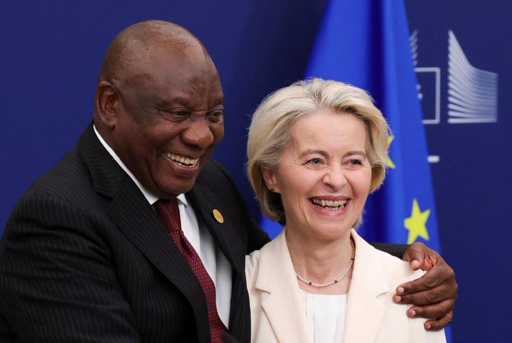 South African President Cyril Ramaphosa embraces European Commission President Ursula von der Leyen.
