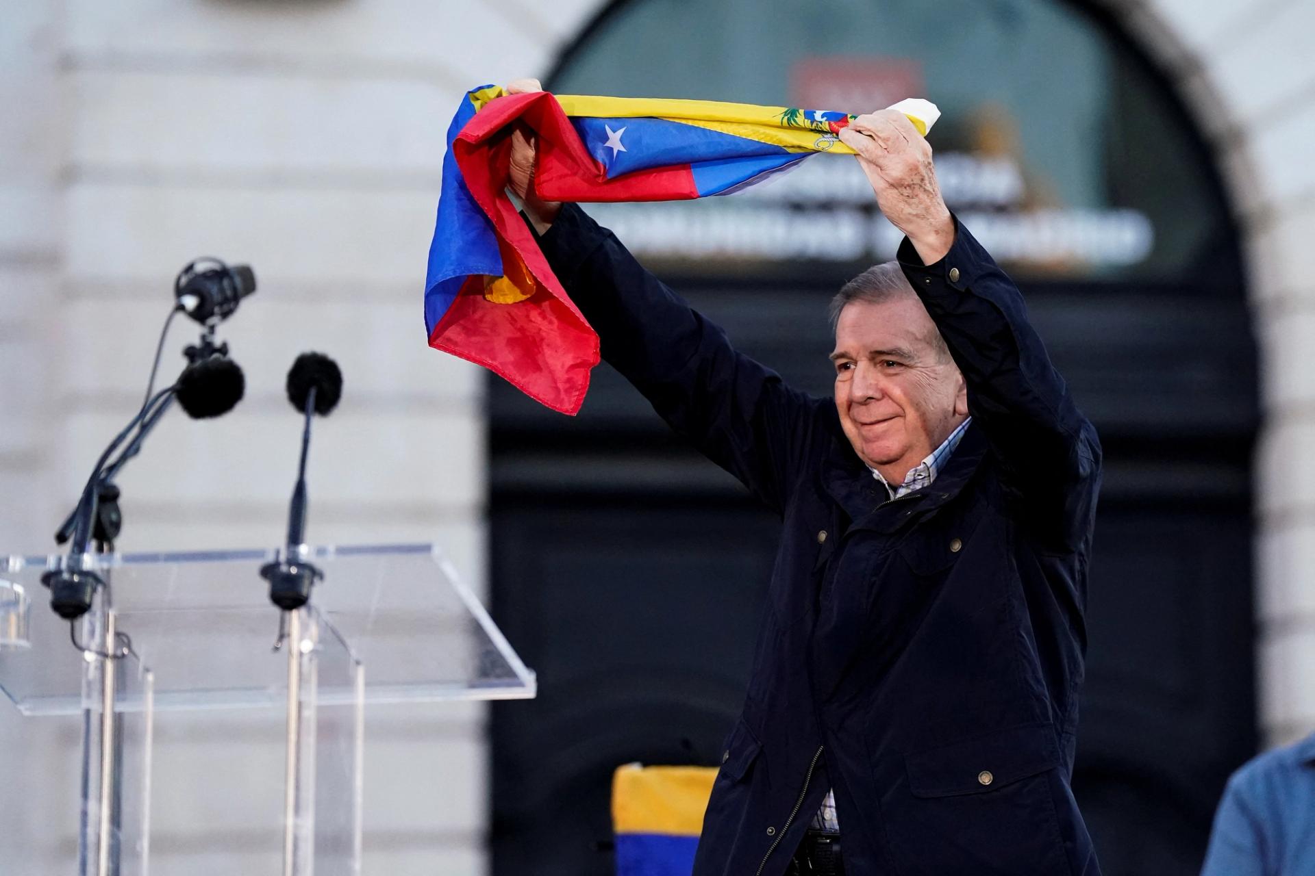 Edmundo González Urrutia waves a Venezuelan flag at a rally protesting the Venezuelan presidential election results in Madrid, Spain