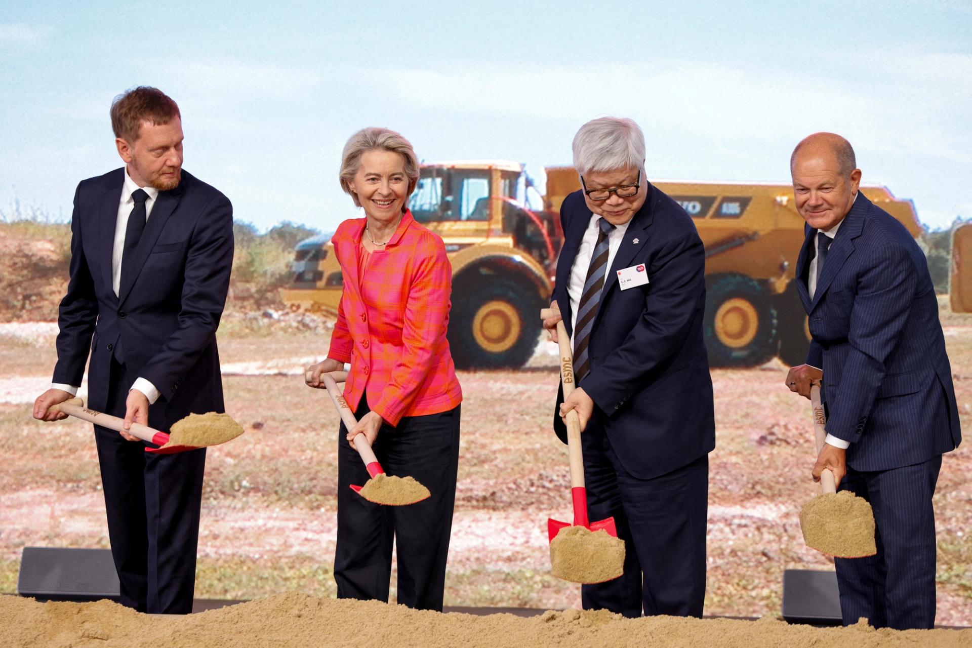 Minister-President of the Saxony state Michael Kretschmer, European Commission President Ursula von der Leyen, C.C. Wei, Chairman and CEO of TSMC and German Chancellor Olaf Scholz.