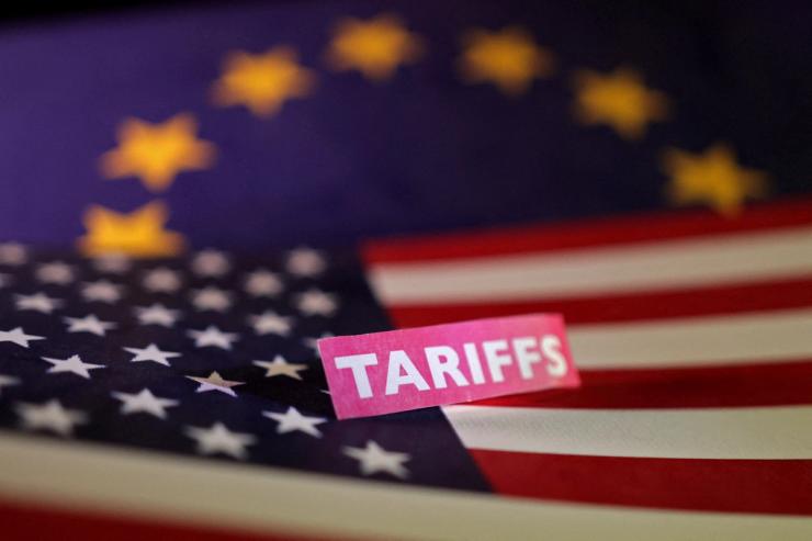 US and European Union flags and a “tariffs” label