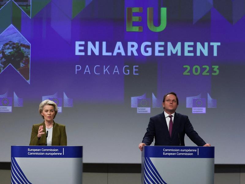 European Commission President Ursula von der Leyen and European Commissioner for Neighbourhood and Enlargement Oliver Varhelyi hold a press conference in Brussels, Belgium November 8, 2023. REUTERS/Yves Herman