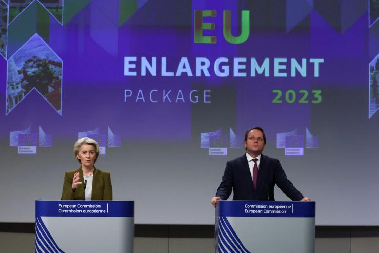 European Commission President Ursula von der Leyen and European Commissioner for Neighbourhood and Enlargement Oliver Varhelyi hold a press conference in Brussels, Belgium November 8, 2023. REUTERS/Yves Herman