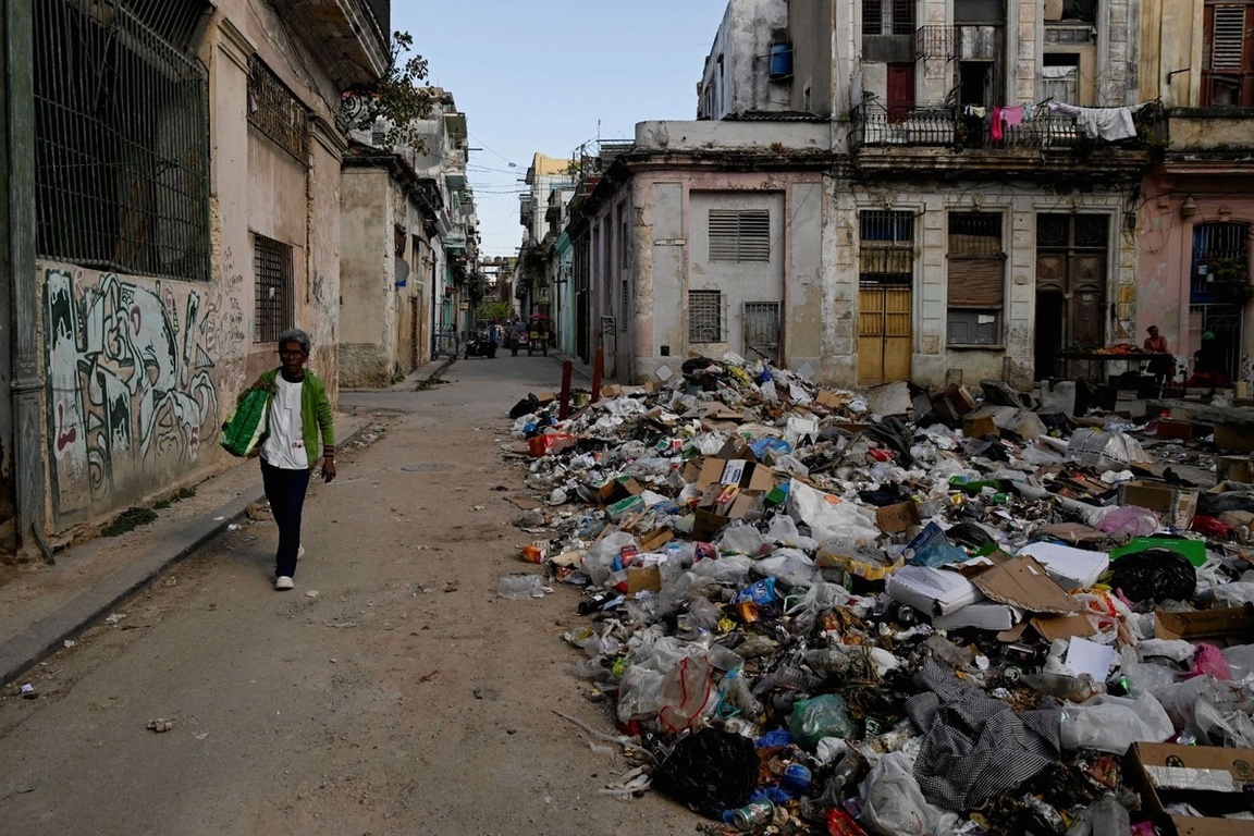 Basura sin recoger en La Habana.