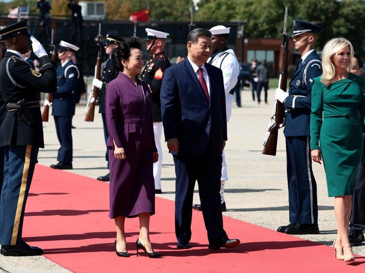 Chinese leader Xi Jinping and his wife Peng Liyua walk