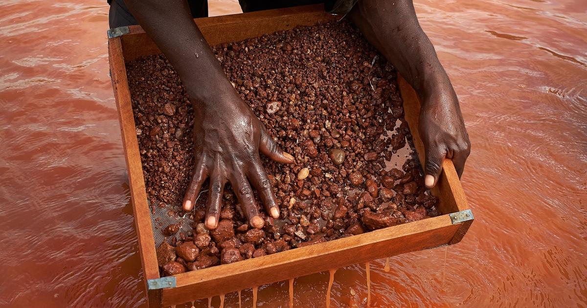 Angola backs mining investment, not sales quotas or export bans