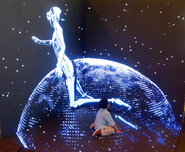 People visit the 2023 World Artificial Intelligence Conference in Shanghai.