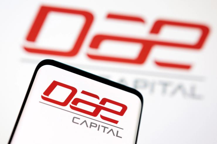 A logo of DAE Capital.