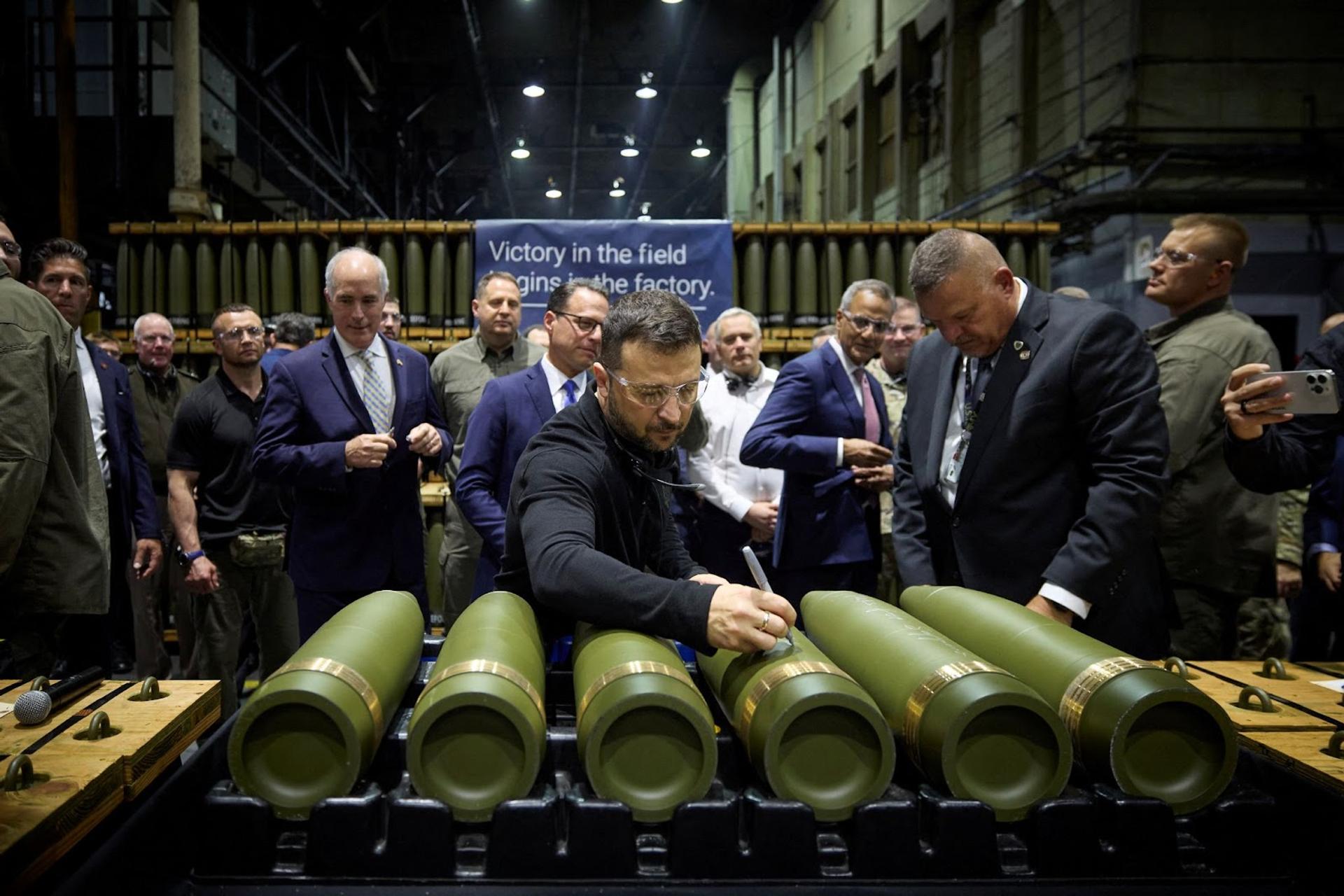 Zelenskyy at an arms manufacturing facility. 
