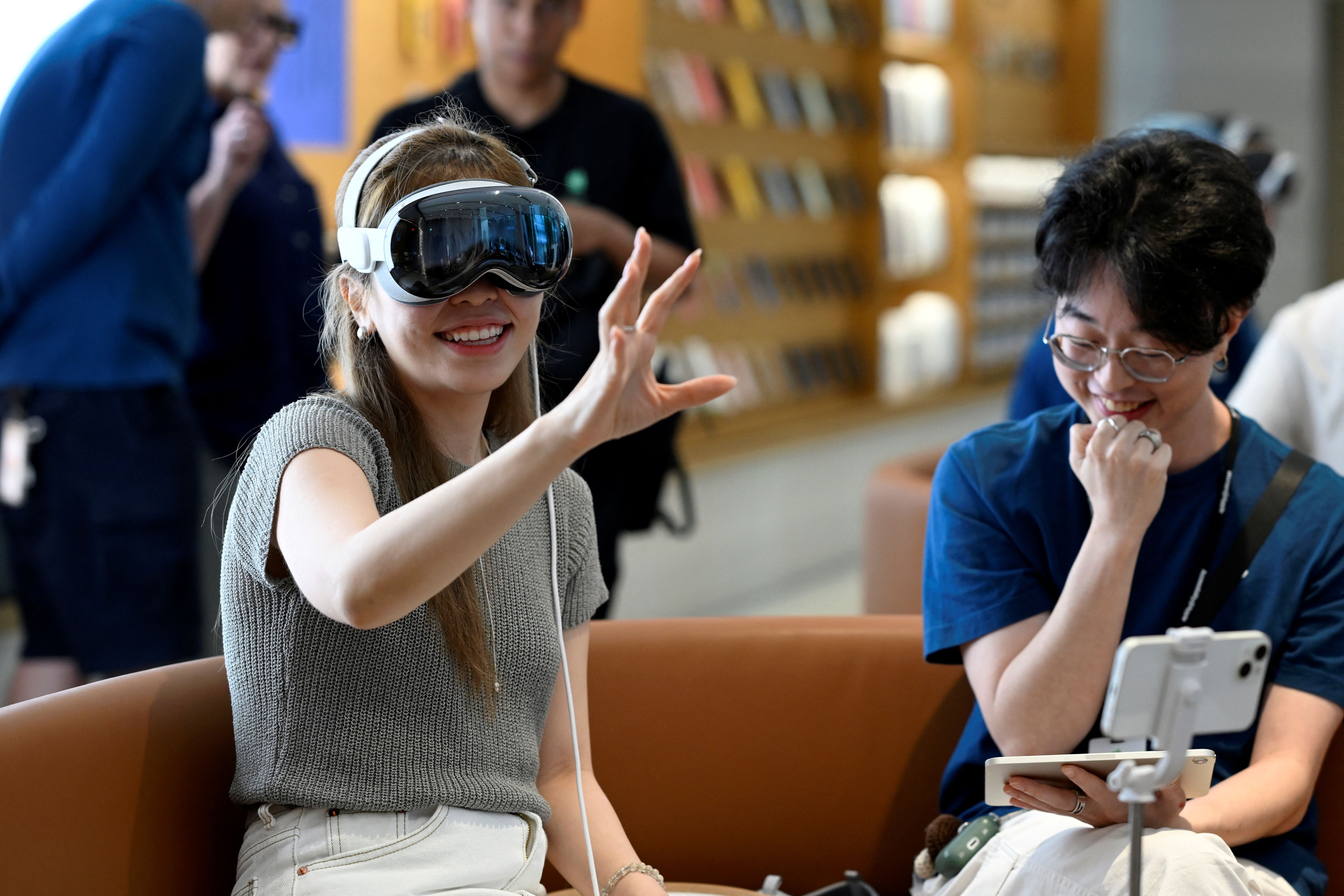 Stanford razvil holografska AI očala za navidezno resničnost