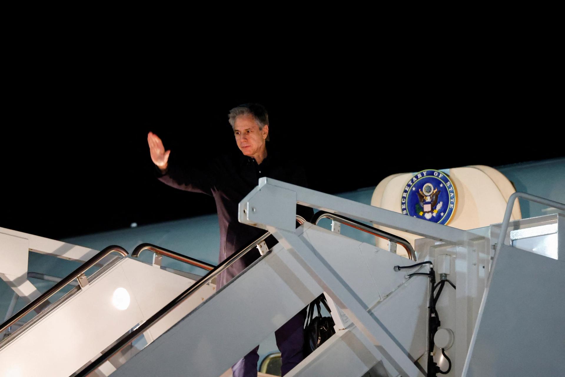 U.S. Secretary of State Antony Blinken waves as he boards an aircraft during his departure from Washington to travel to the Middle East, amid the Israel-Hamas conflict, at Joint Base Andrews, Maryland, U.S., January 4, 2024. REUTERS/Evelyn Hockstein/Pool