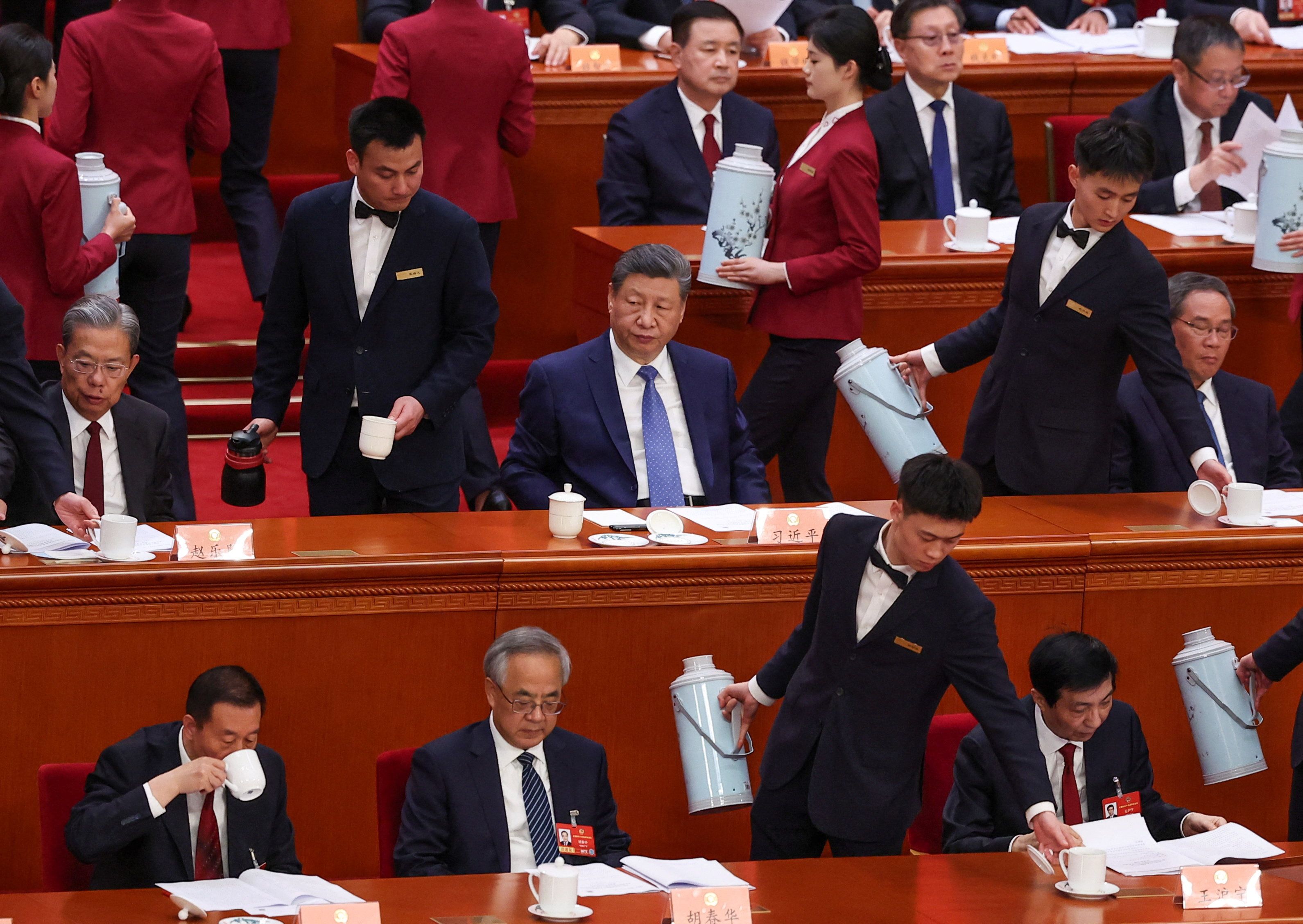Attendants serve tea to Chinese leader Xi Jinping at Two Sessions.