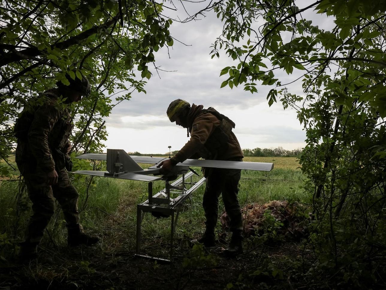 An servicemen of the 15th Operative Purpose Brigade Kara-Dag, of the National Guard of Ukraine, prepare a Darts strike drone for flight over positions of Russian troops, amid Russia’s attack on Ukraine, near Kupiansk, Kharkiv region, Ukraine May 11, 2025