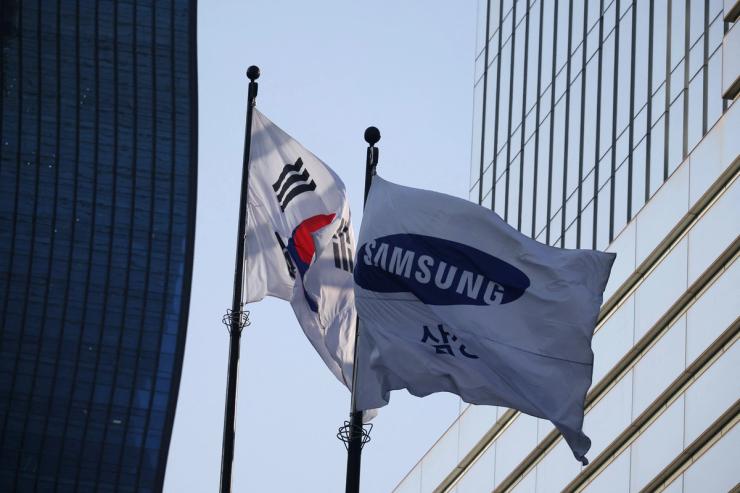 A flag bearing the logo of Samsung Electronics.