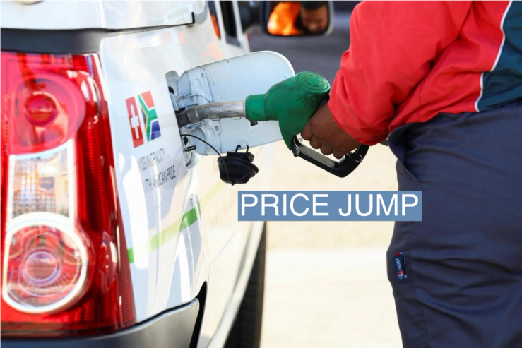 A petrol station attendant fills up a car ahead of a petrol price increase effective from midnight, in Cape Town, South Africa, September 5, 2023. REUTERS/Esa Alexander