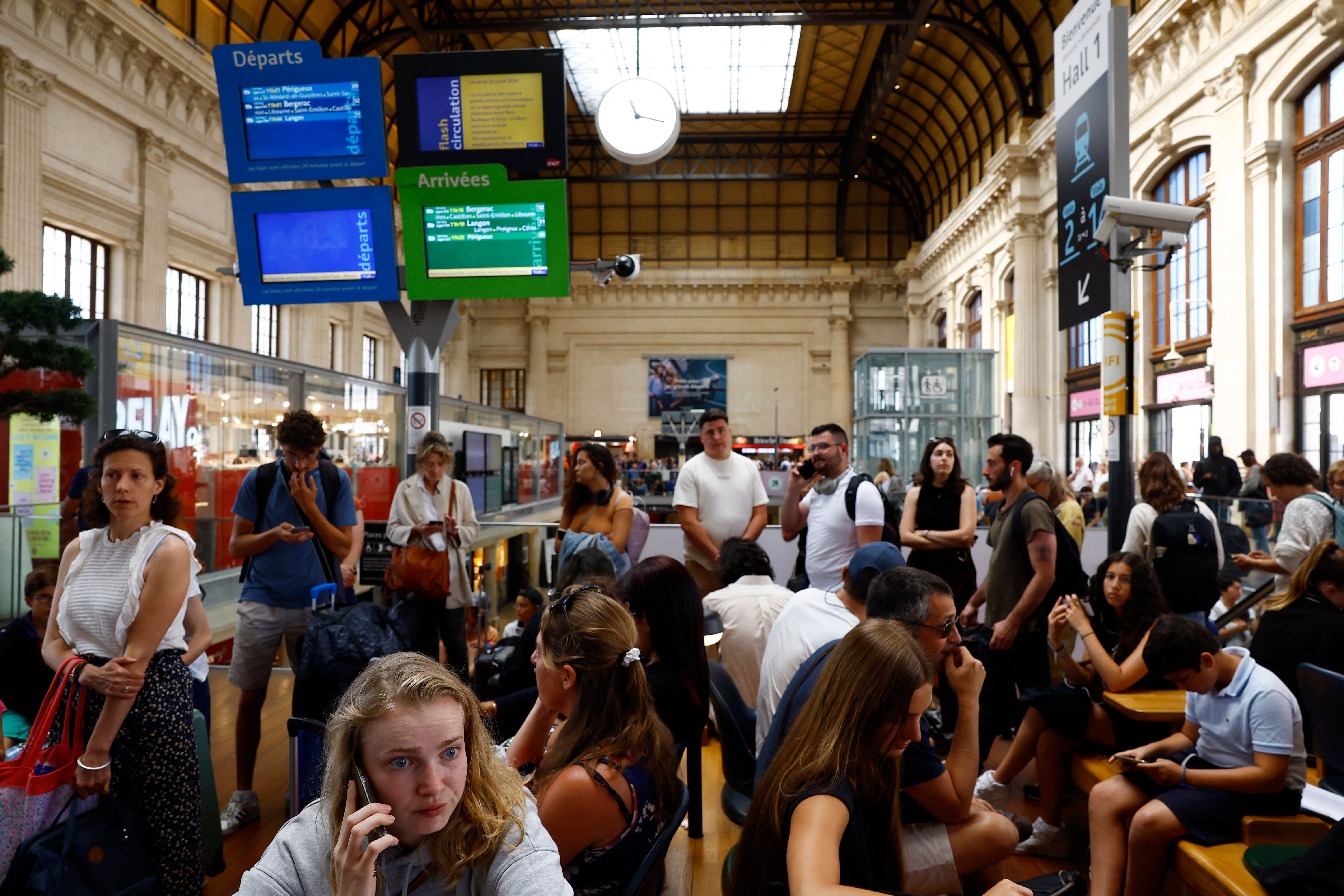 Paris 2024 Olympics - Gare de Bordeaux Saint-Jean, Bordeaux, France - July 26, 2024. Passengers inside Gare de Bordeaux Saint-Jean station after threats against France’s high-speed TGV network, ahead of the Paris 2024 Olympics opening ceremony. REUTERS/Susana Vera