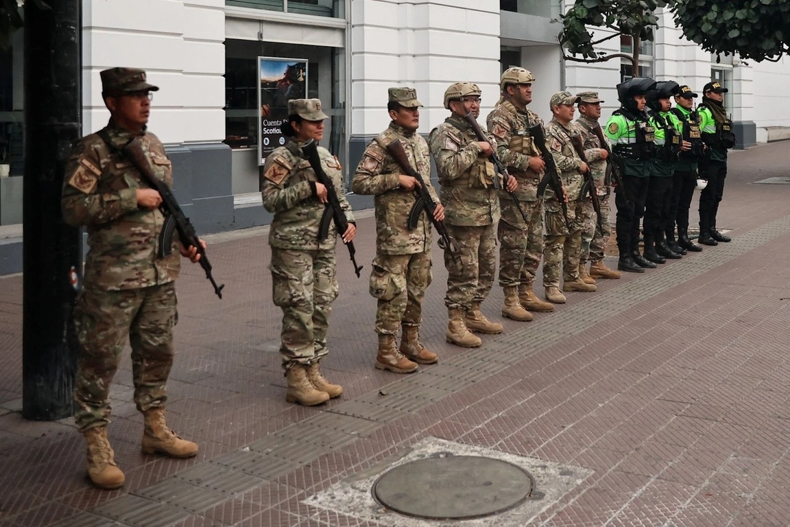 Troops in the streets of Lima.