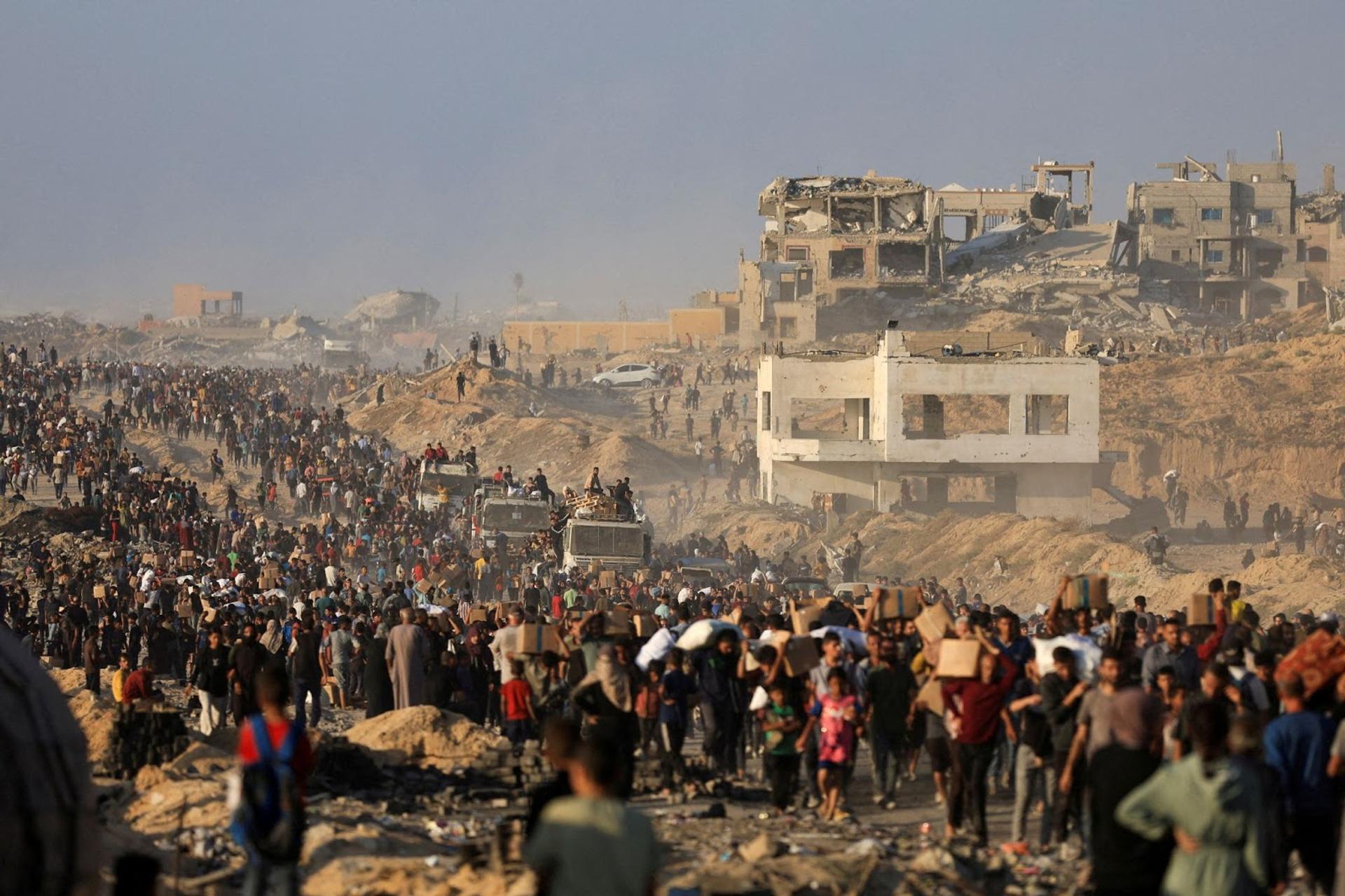 Gazans seeking aid. 