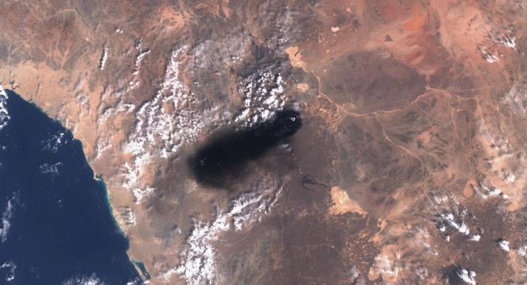 Black smoke rising from an area of Saudi Arabiaâs East-West oil pipeline