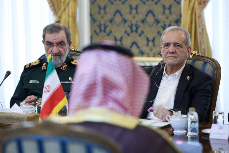 Image 40: Iranian President Masoud Pezeshkian and the country’s Secretary of National Security attend a meeting negotiations meeting. 