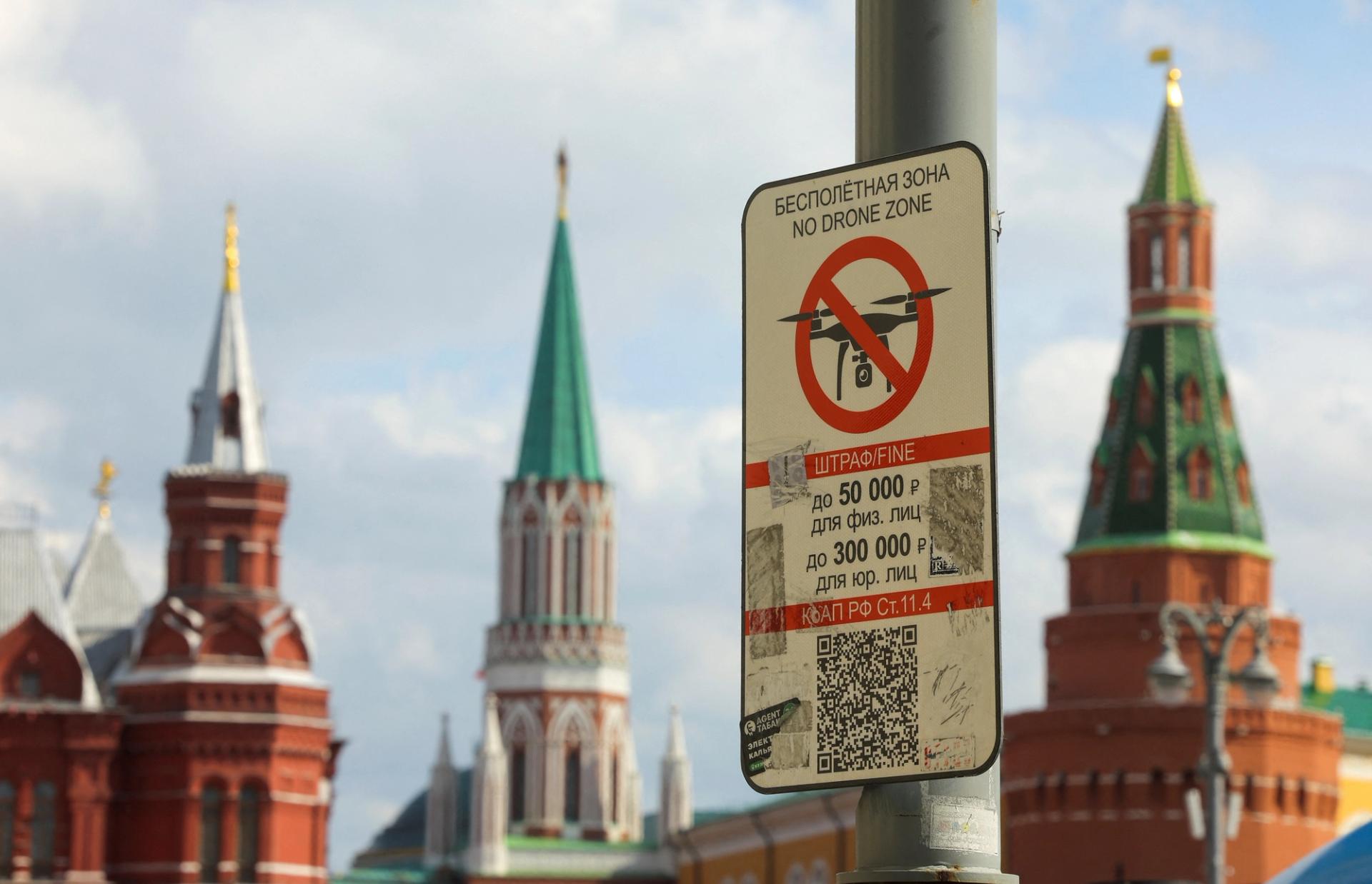 A sign prohibiting unmanned aerial vehicles flying over the area is on display near the State Historical Museum and the Kremlin wall in central Moscow, Russia, May 3, 2023. REUTERS/Evgenia Novozhenina